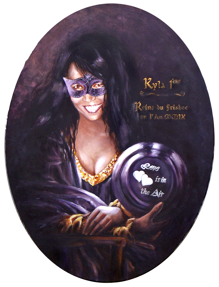Peinture-Portrait femme, de facture classique mais décalé d'une femme brune, souriante, tenant un Frisbee marqué "Love is in the air" - par Dominique Evangelisti